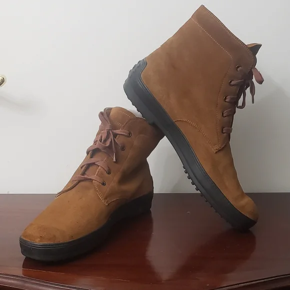 Tod's Men's Tan Suede Chukka Boots with Vibram Soles Size 10